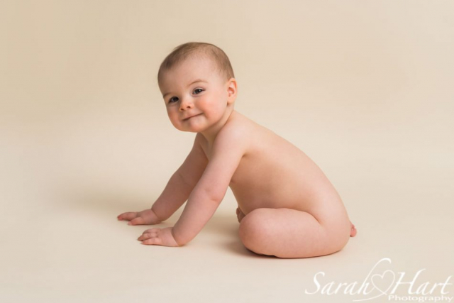 baby with no clothes, cheeky smile, capturing 6 months+, tonbridge baby photographer