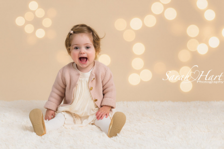 Christmas mini sessions held in kent, cream backdrop and twinkle lights