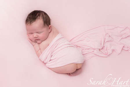 newborn giilr photo idea, best newborn photographer sevenoaks