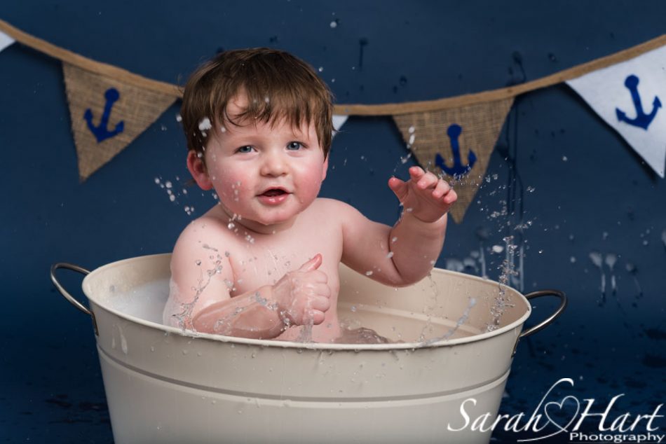 maidstone photographer takes photo of boy in bath tub at cake smash